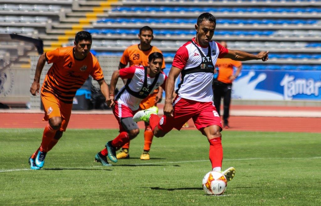 Francisco Torres cobra el penal en el ensayo ante los oaxaqueños que resultó más complicado de lo estimado para los universitarios ( Especial)