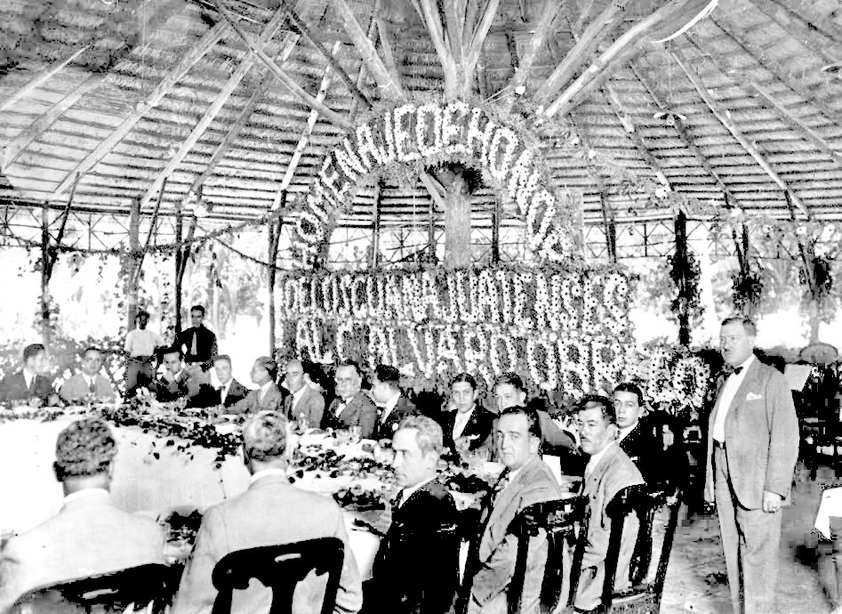 Al interior, los meseros estaban listos para iniciar su labor.  (Especial)