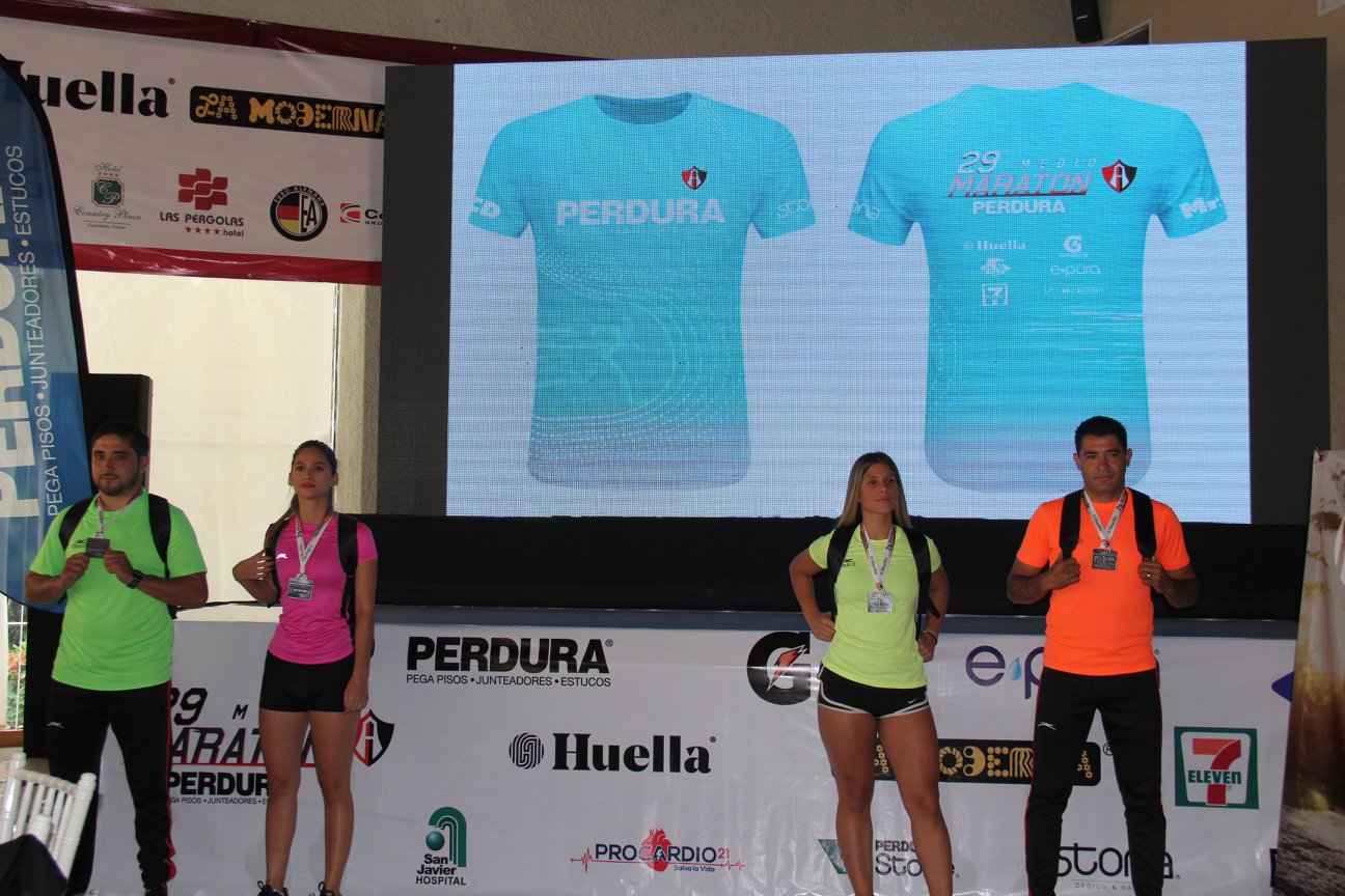 Hoy se presentó parte del kit que obtendrán los corredores que se inscriban al Medio Maratón del Atlas. (Cortesía)