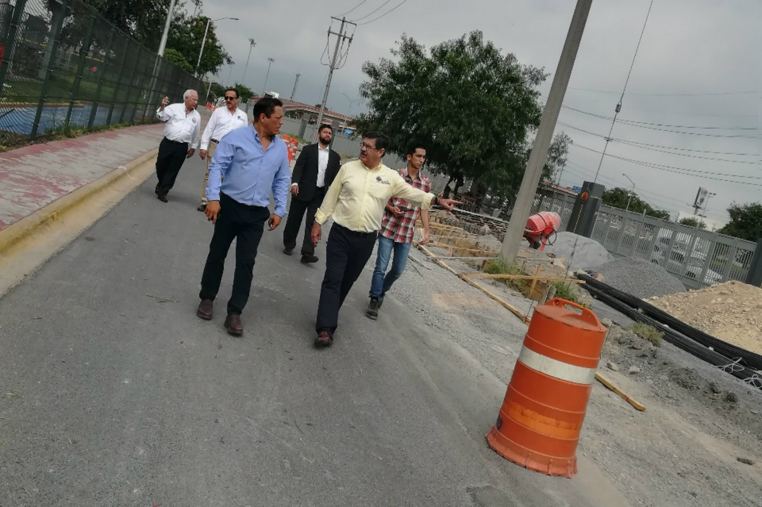 El rector de la UANL, Rogelio Garza, y una comitiva, realizaron un recorrido por los avances de las obras. (Foto: César Cubero)