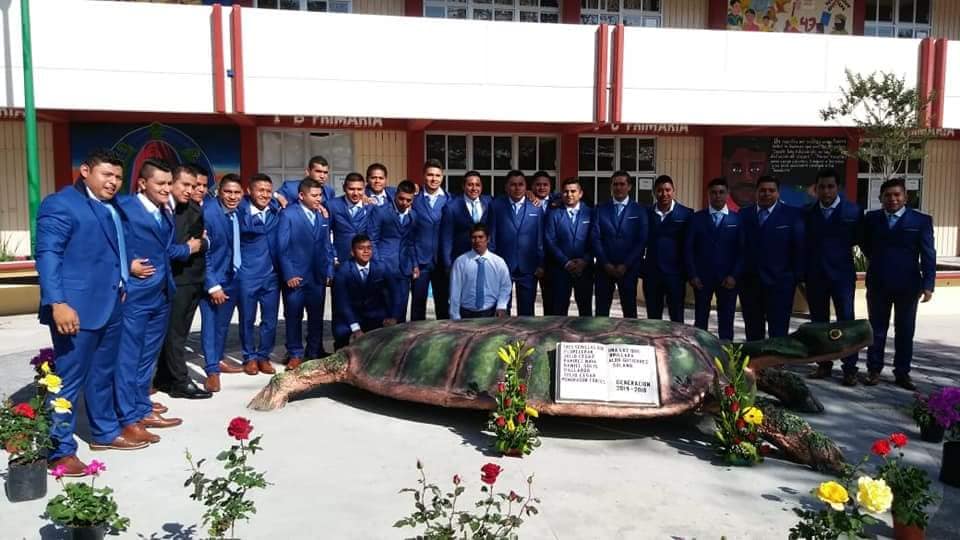 La ceremonia fue para los estudiantes que se graduaron y para los 43 desaparecidos. (Escuela Normal Rural)