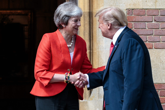 Donald Trump se reunió con la primera ministra británica, Theresa May, en Londres. (AFP)