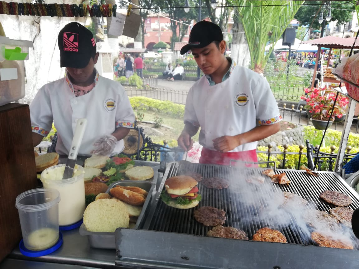 Esta es la segunda edición de la Feria de la Hamburguesa celebrada en Huauchinango (Leticia Ánimas)