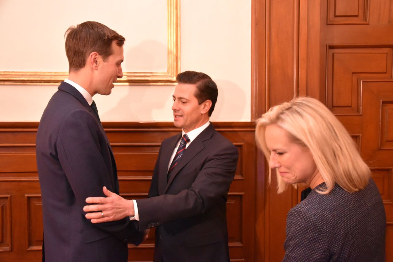 Enrique Peña Nieto saluda a Jared Kushner/Embajada de Estados Unidos en México