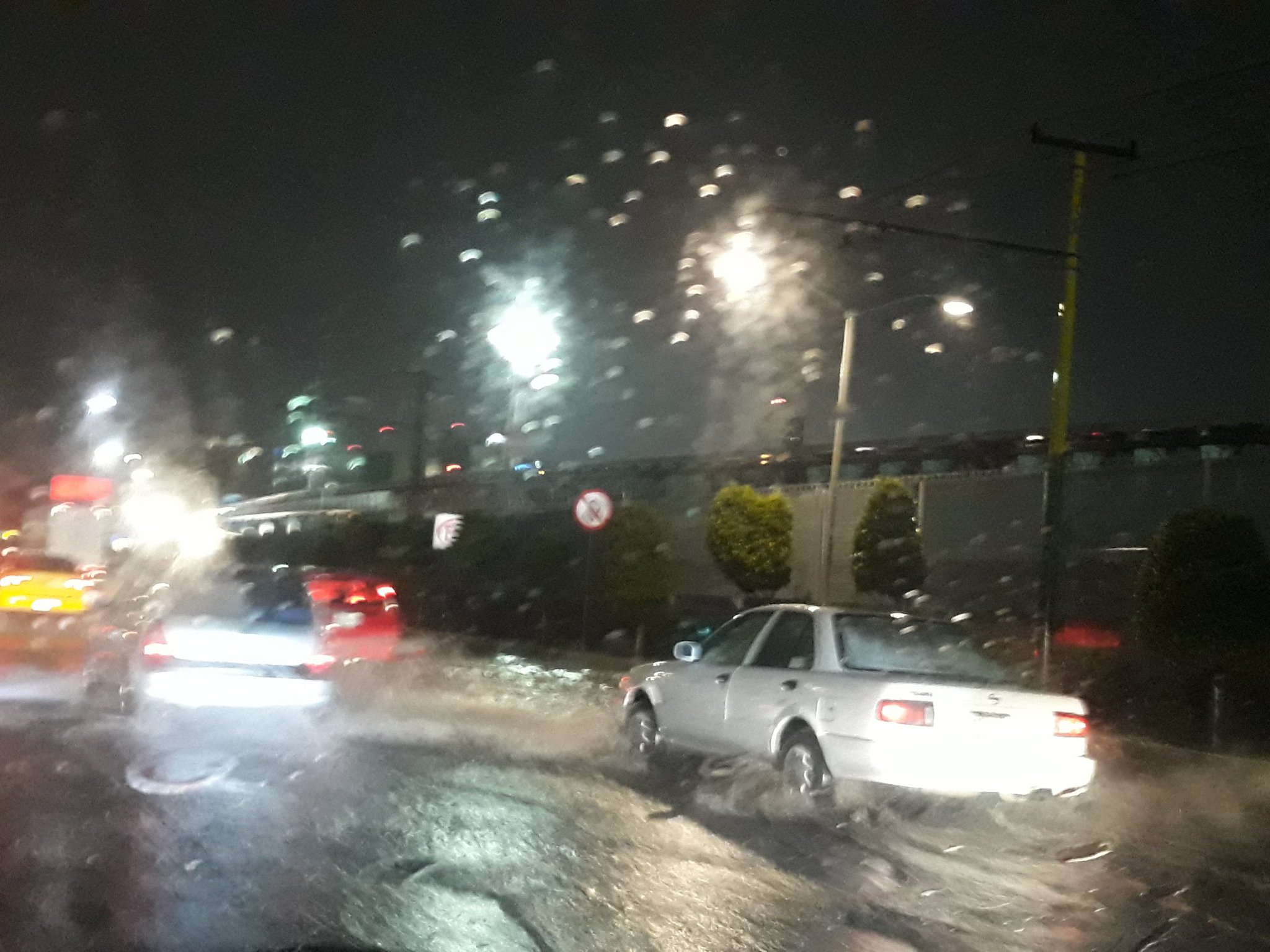 La fuerte tormenta ha dejado varias calles anegadas en la Ciudad de México. (Tomada de Twitter | @Latorrescano)
