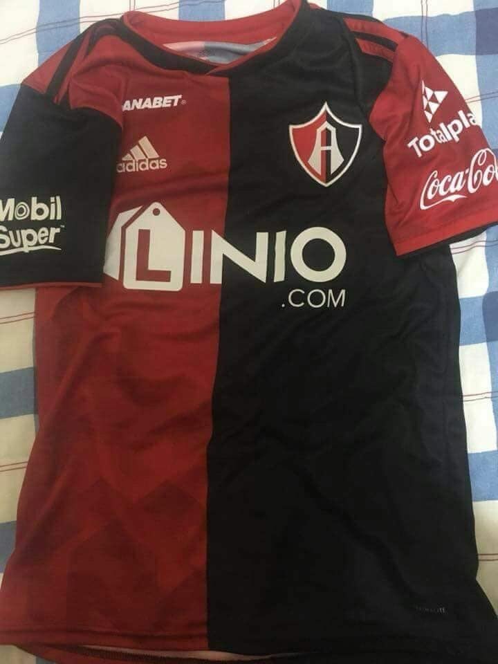La  indumentaria patrocinada por la marca alemana Adidas mantendrá los colores rojinegros. (Especial)