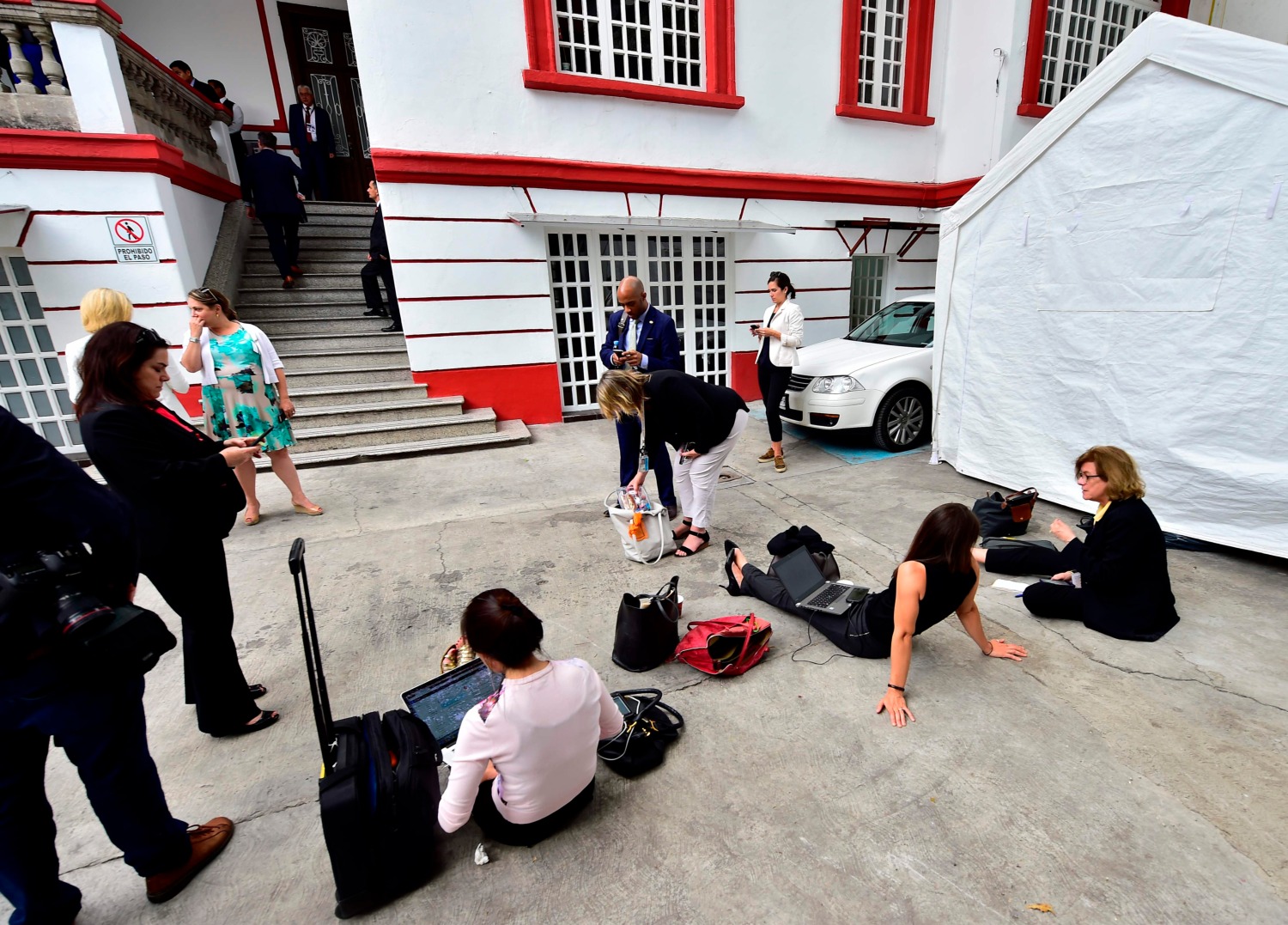 México. Periodistas esperan la llegada de funcionarios de EU a la casa de transición de AMLO. (Pedro Pardo | AFP)