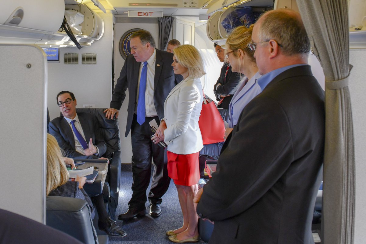 Mike Pompeo, secretario de Estado, conversa en el avión con la delegación estadunidense. (Departamento de Estado)