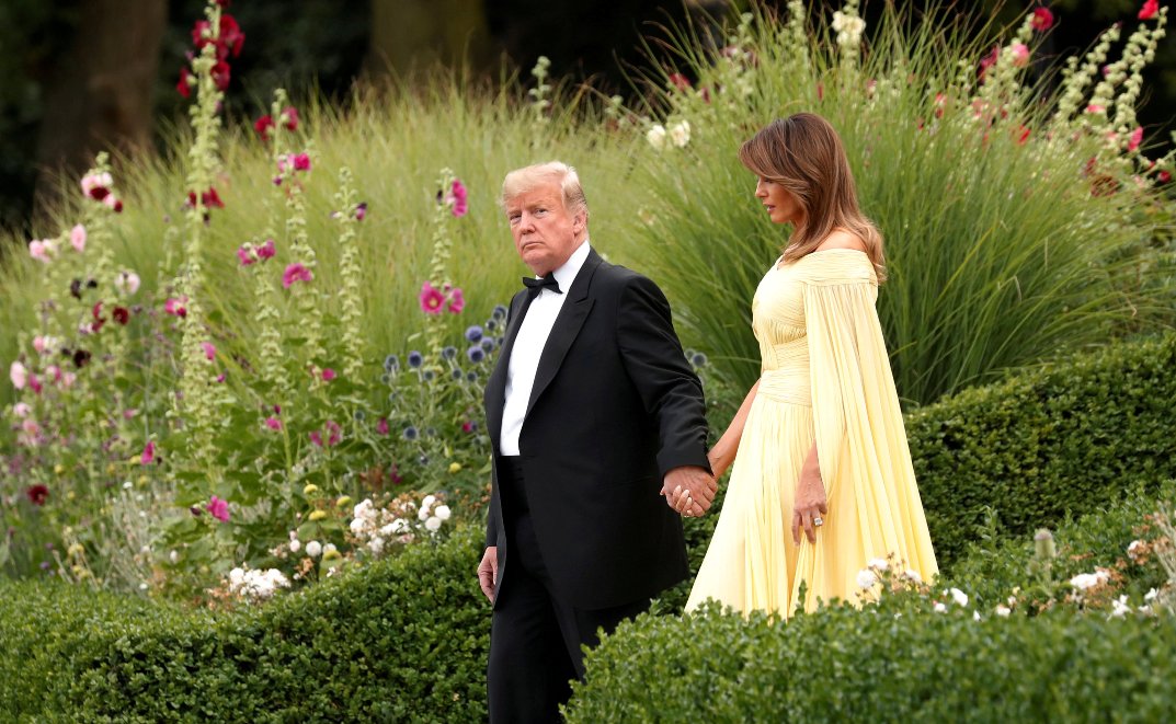 La ministra británica, Theresa May, y su marido, Philip, entregaron dos regalos a Donald Trump y su esposa, Melania (Reuters).