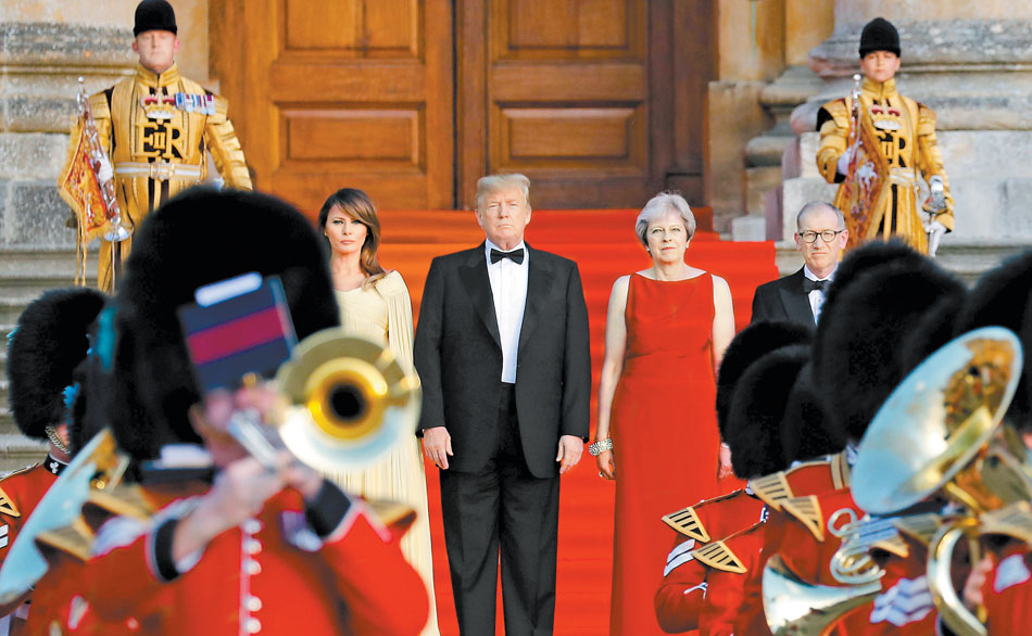 El presidente estadunidense y su esposa, Melania, fueron recibidos ayer en Londres por Theresa May. (Pablo Martínez Monsivais/AP)