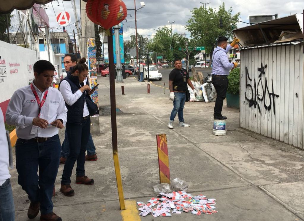 En el puesto operaban "coyotes" que vendían hologramas y otorgaban otros servicios para garantizar la verificación vehícular.  (Especial)