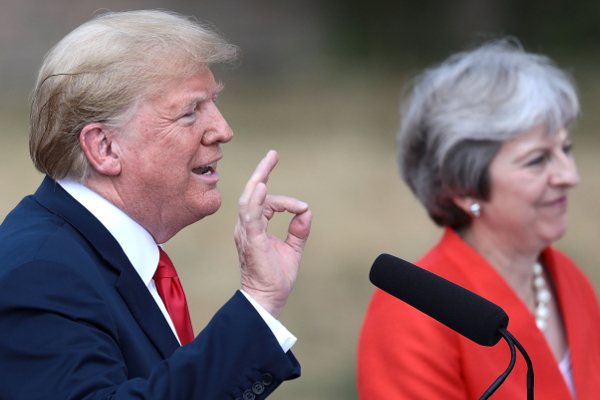 Trump dijo que la primera ministra británica, Theresa May, es una "mujer excelente". (AFP)