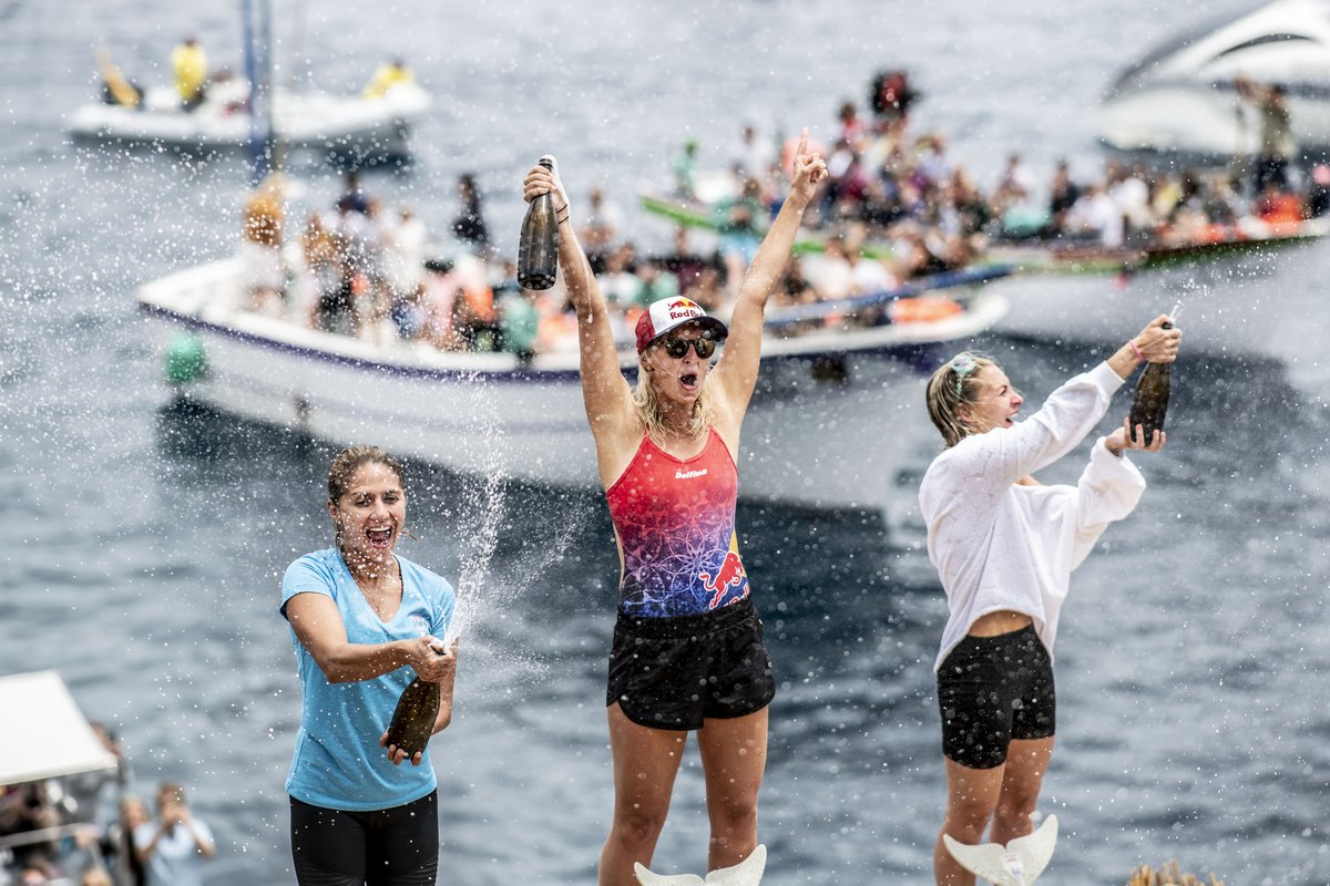 Adriana Jiménez celebra su segundo lugar en Portugal (Twitter @cliffdiving)