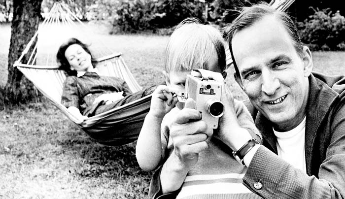 El artista acompañado por su hijo Daniel y su esposa, Kibi Laretai, en 1960.
