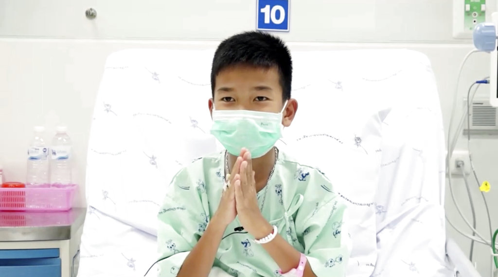 Desde sus camas de hospital los niños realizaron un saludo tradicional tailandés . (AP)