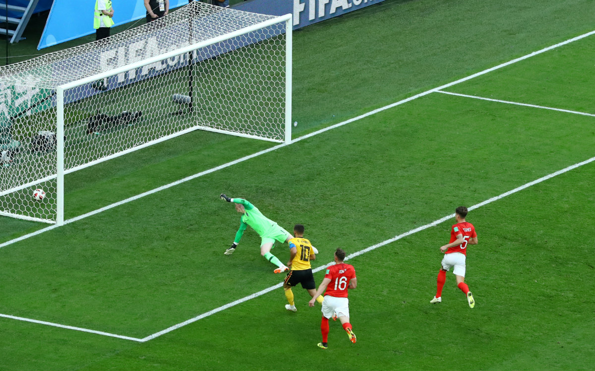 Eden Hazard anota el segundo gol de Bélgica ante Inglaterra (Reuters)