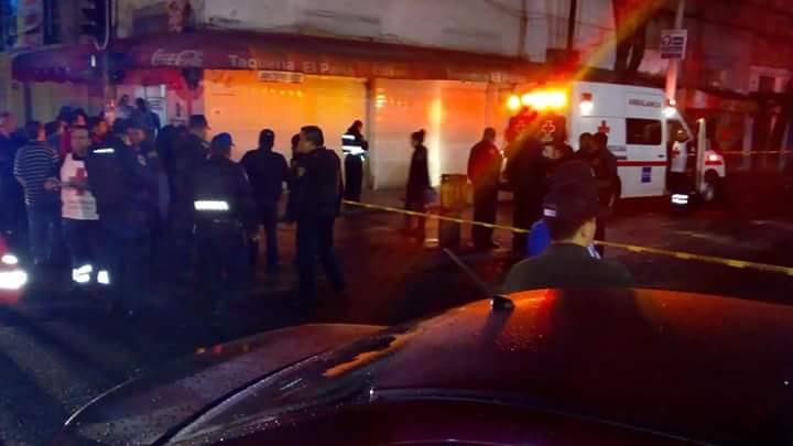 El hombre fue atacado por dos personas. (Tomada de Twitter)