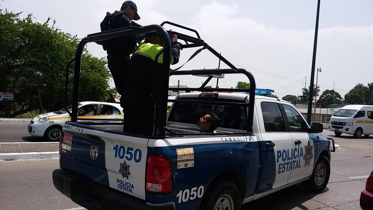 Elementos de Tránsito someten a ladrón que fue identificado por víctimas (José Luis Tapia)