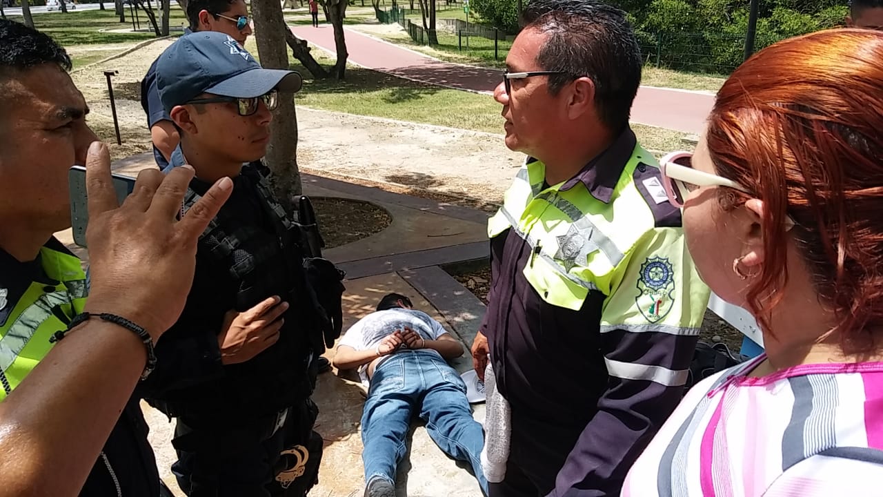 Elementos de Tránsito someten a ladrón que fue identificado por víctimas (José Luis Tapia)