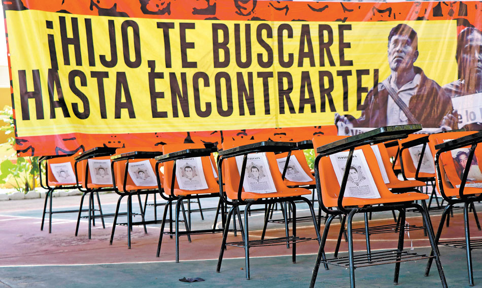 Algunas de las sillas en las que se puso el retrato de los alumnos del caso Iguala. (Francisca Meza/EFE)