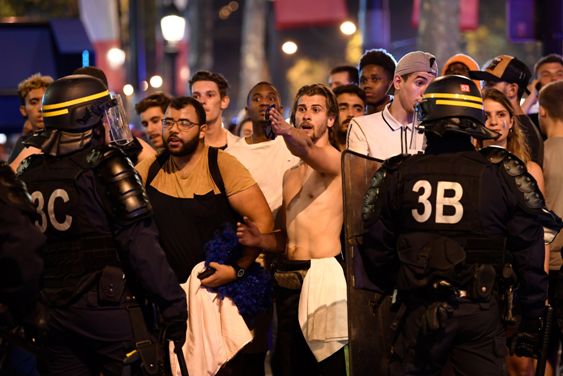 Aficionados fueron dispersados por la policía de Francia. (AFP)