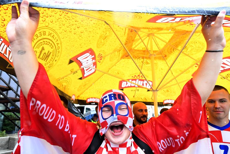 Los aficionados  se reúnen en la capital croata para ver el partido en la plaza principal. (AFP)