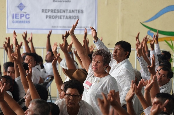 La asamblea, para lo cual se nombraron dos traductores, uno de la lengua tu'un Savi y otro me'phaa, se desarrolló a mano alzada. (Cuartoscuro)