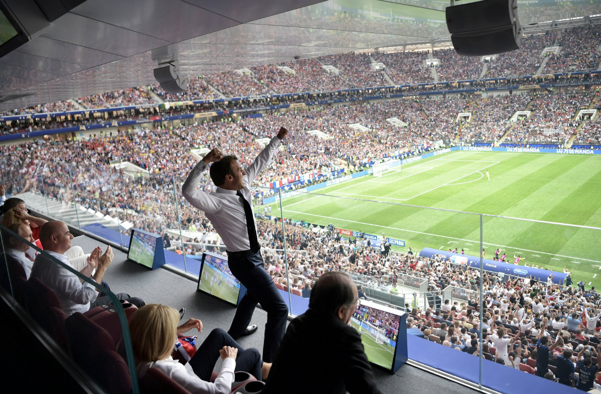 Emmanuel Macron se sube a una mesa para celebrar el título de Francia en Rusia 2018 (Reuters)