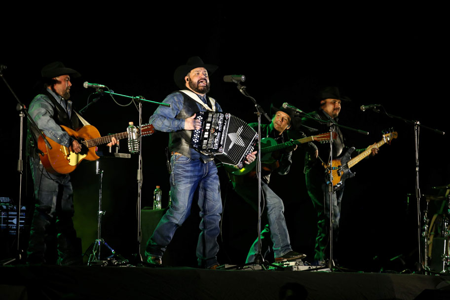 Intocable salía al escenario bajo los gritos del público que abarrotaron el recinto en una cifra oficial de 4 mil 500 asistentes. (Arturo Salazar)