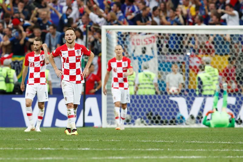 Jugadores de Croacia en lamento durante el duelo ante Francia (EFE)