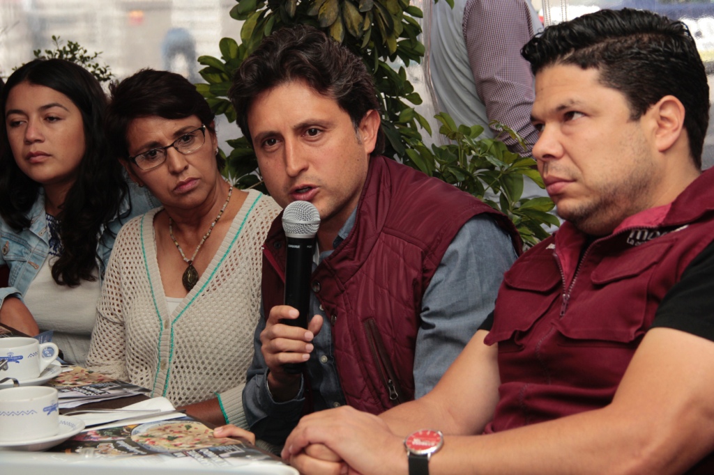 ntegrantes de Morena, encabezados por José Juan Espinosa y Gabriel Biestro; ofrecieron rueda de prensa.  (Agencia Enfoque)