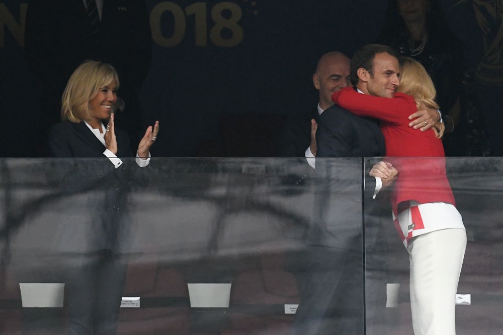 La presidente de Croacia abraza a su par galo durante el empate a uno entre las escuadras de futbol.