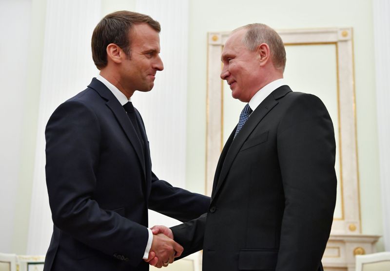 El presidente ruso, Vladimir Putin (der) y su colega francés se reunieron en el Kremlin para abordar las relaciones bilaterales.