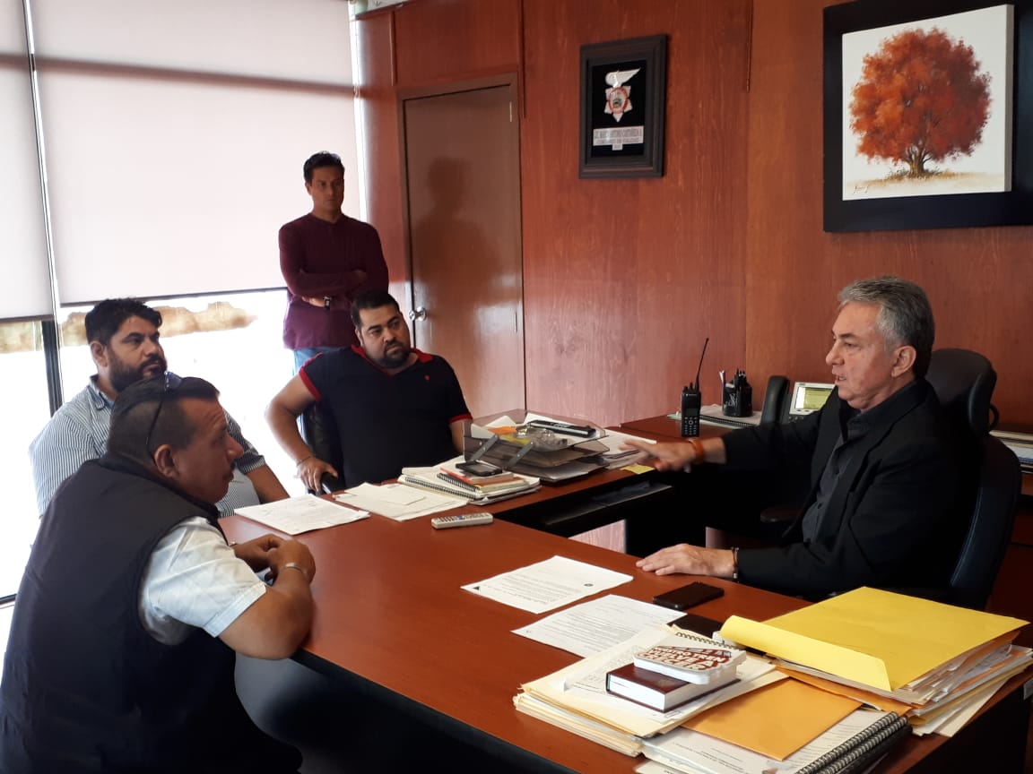 Autoridades de la Semov recibieron a los señores Alan Reenua, José Luis Castellón y Abraham Bañuelos en representación de los conductores. (Cortesía)