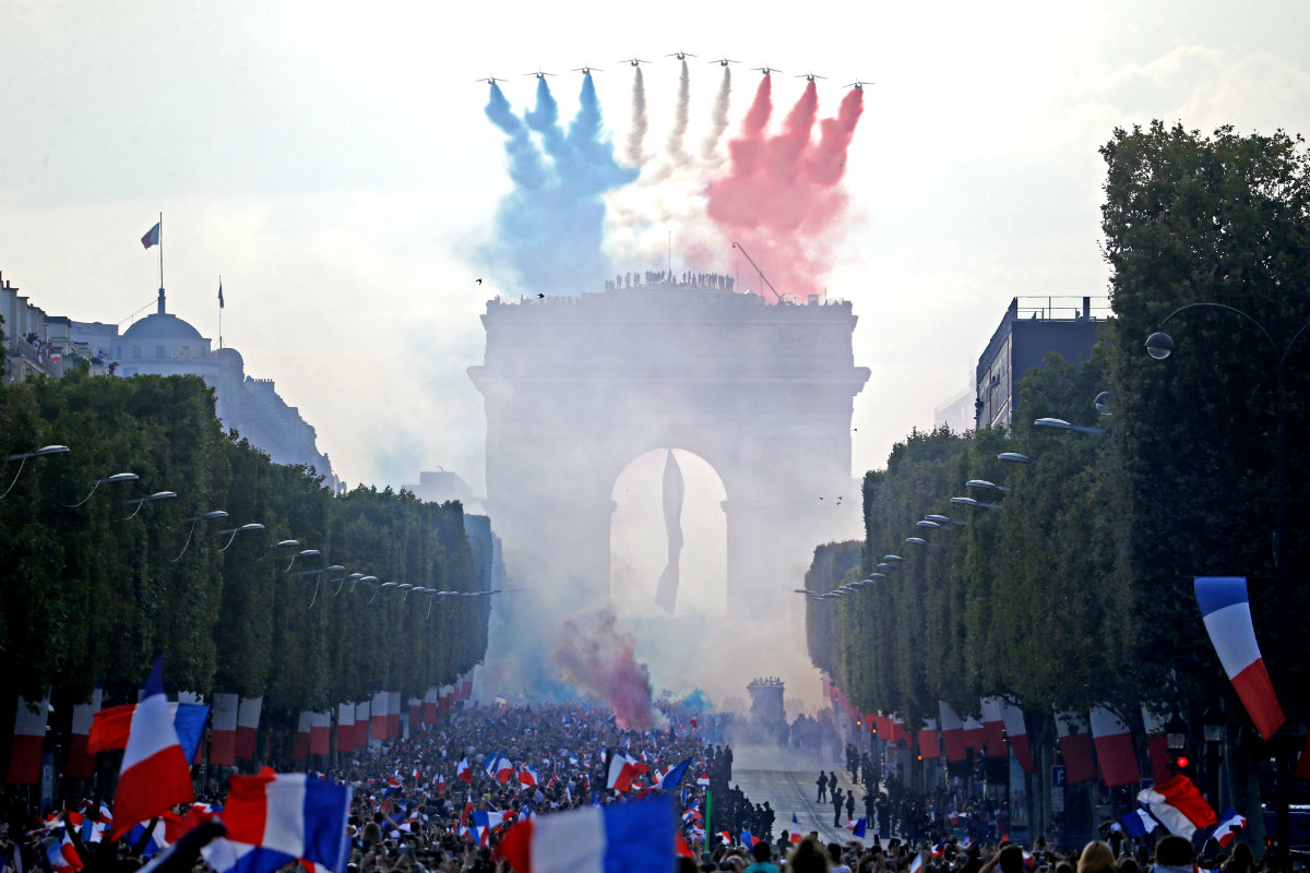 Aviones formaron la bandera de Francia sobre el Arco del Triunfo (AFP)