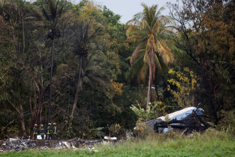 Bomberos trabajando en los restos del avión estrellado en las afueras de La Habana el pasado 18 de mayo. (Reuters)