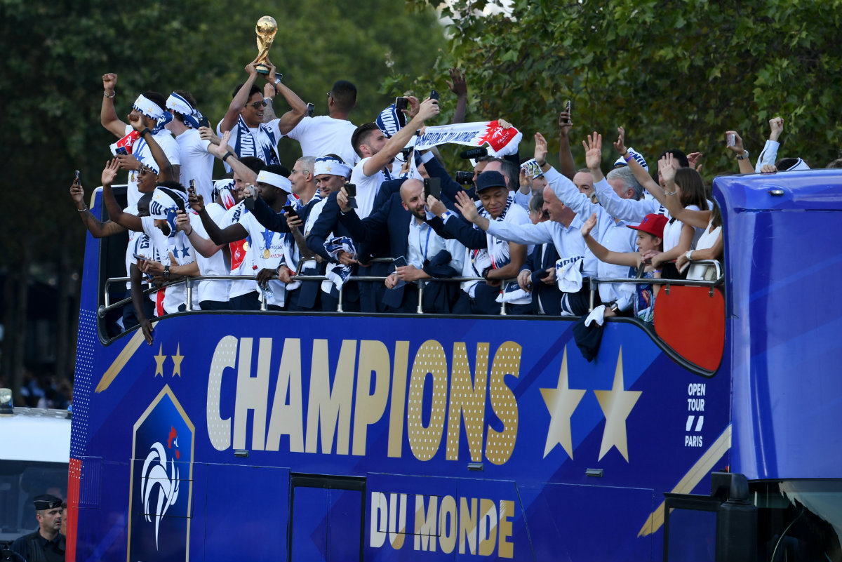 Los campeones del mundo recorren de las calles de París (Reuters)