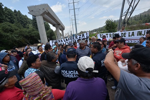 Comuneros establecen un diálogo con la Policía Federal. (Tania Contreras)