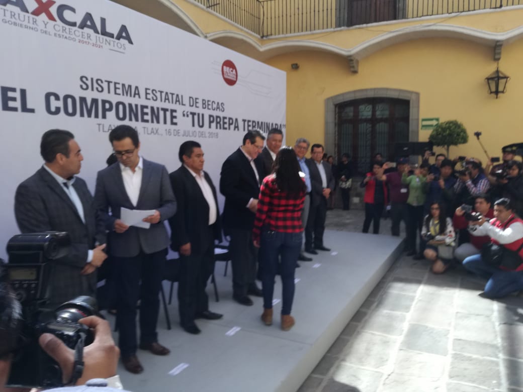 Encabeza Marco Antonio Mena Rodriguez la entrega de apoyos económicos  del componente del Sistema Estatal  de Becas “Tu prepa terminada" (Adolfo Tenah
