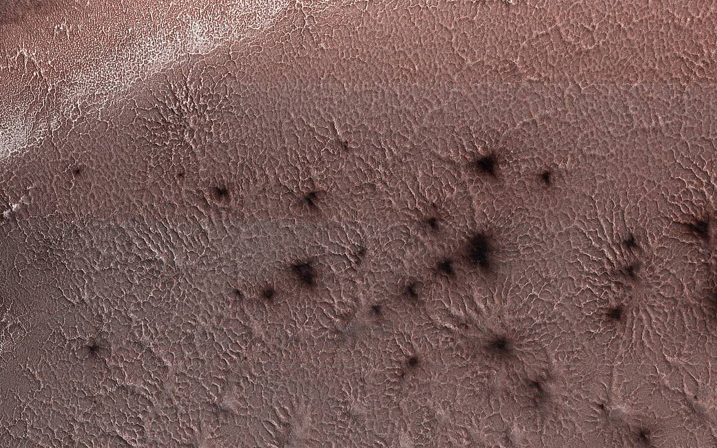 Las famosas 'arañas de Marte' en la superficie marciana. (NASA/JPL-Caltech/Univ. of Arizona)