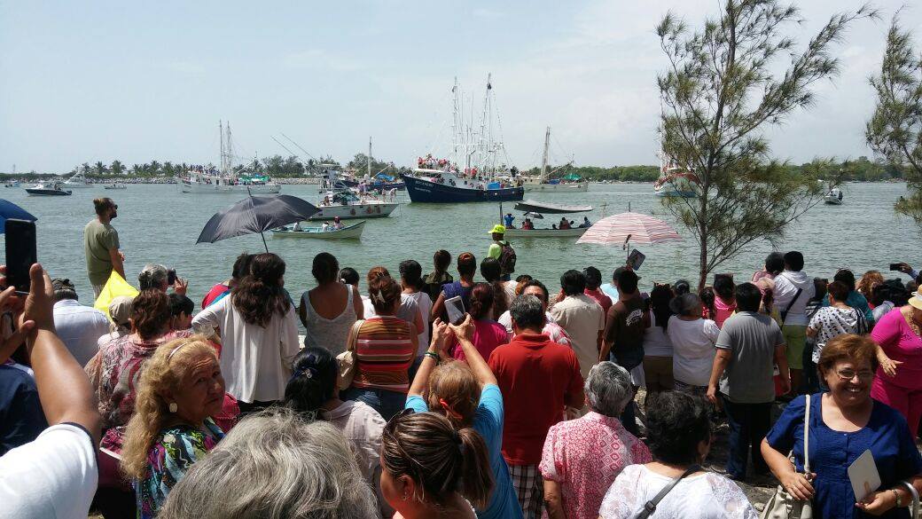 Varios fieles se reunieron para la procesión de la Virgen del Camen. (José Luis Tapia).