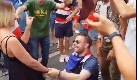 Hombre es rechazado en los festejos de Francia (Especial)