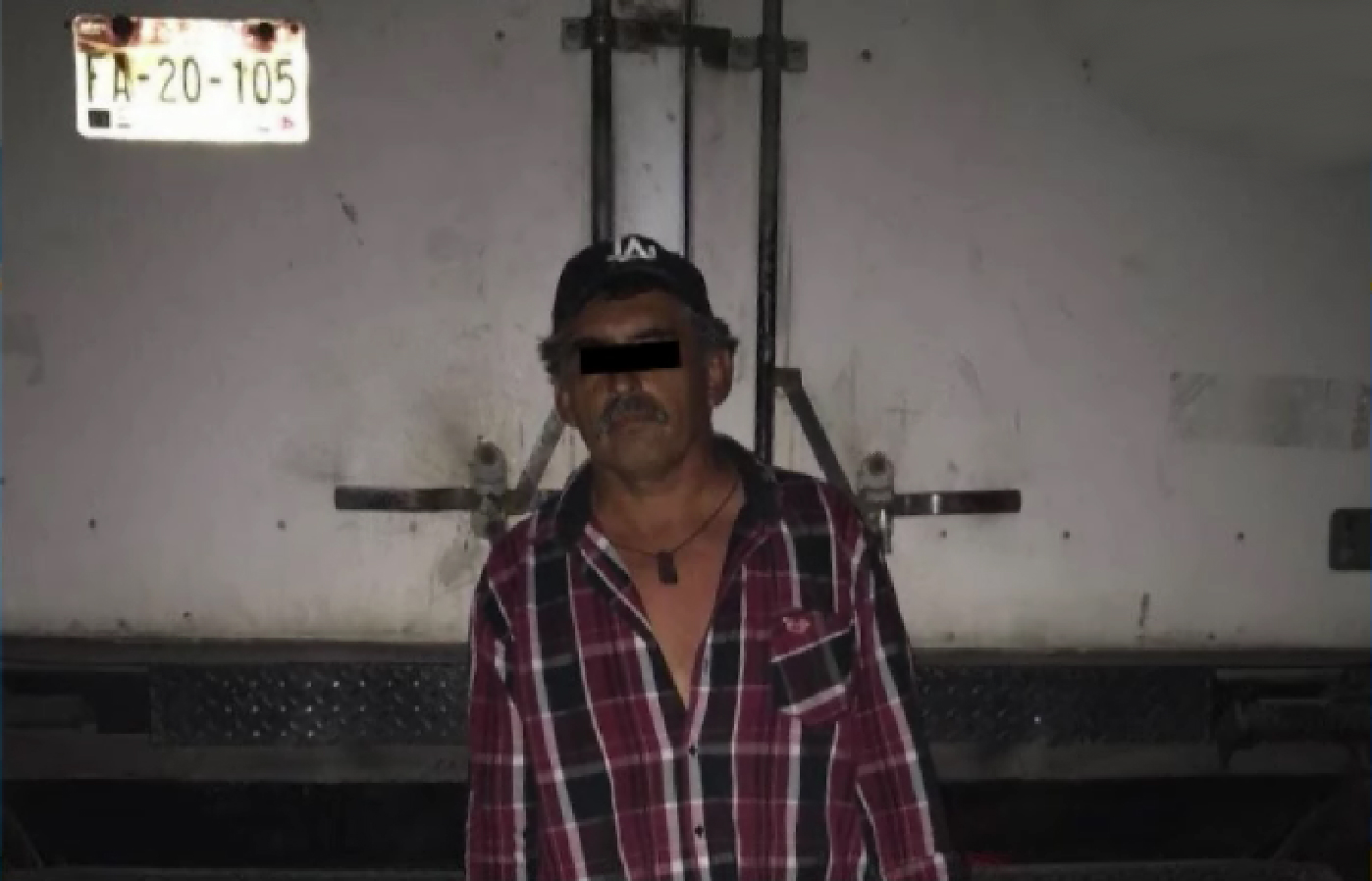 Fue identificado como Roberto, de 53 años, y conducía un tráiler de Servicios de Transporte de carga de Roberto García García (Foto: Especial)