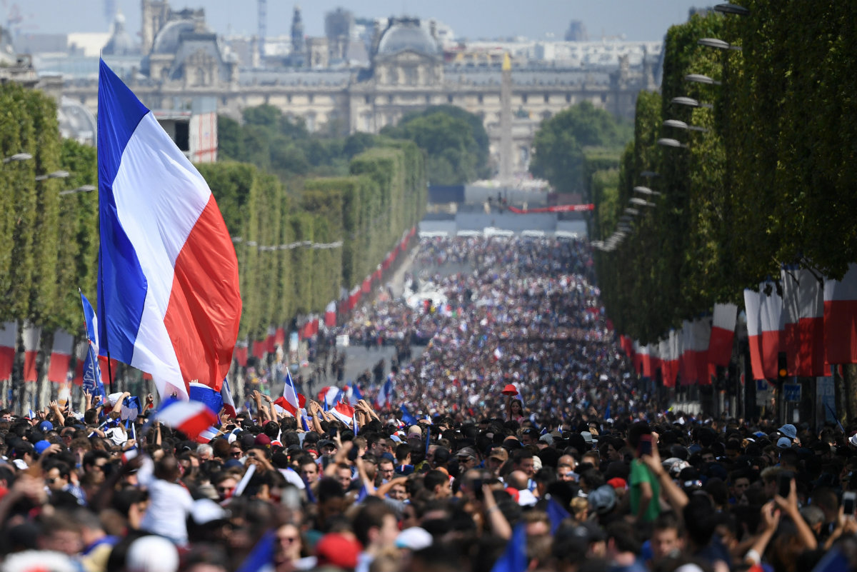 Miles de aficionados ya esperan a Francia para festejar el título del Mundial de Rusia 2018 (Reuters)