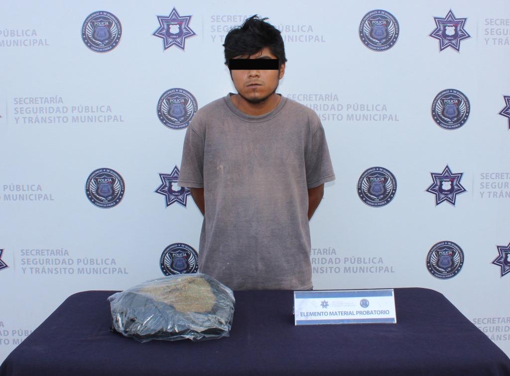 La persona llevaba en una bolsa color negro la hierba que cuenta con características similares a la marihuana (Especial)