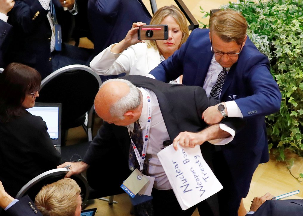 Rápidamente, elementos de seguridad retiraron al manifestante de la sala donde se realizaría la conferencia. (Reuters)