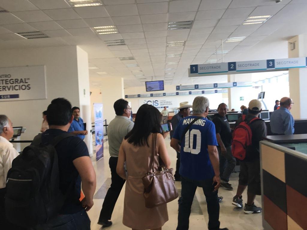 Se reportan largas filas para el canje de tarjeta de circulación en el CIS. (Agencia Enfoque)