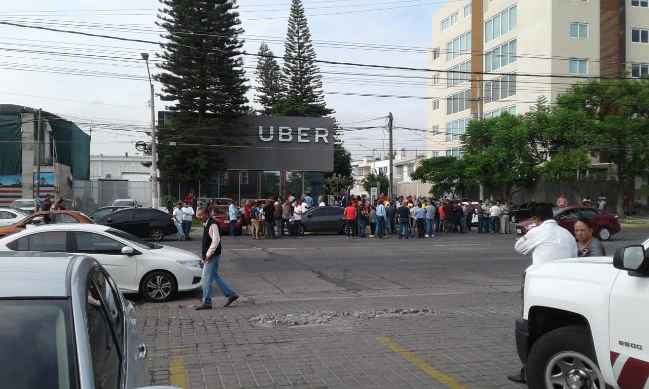 Conductores de Uber protestan en las oficinas de avenida Plan de San Luis (Tomada de Facebook Secretaría de Movilidad)