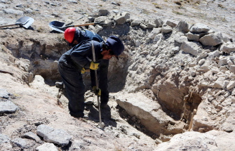 Mineros excavan zona andina de Perú para encontrar yacimientos de litio y uranio
