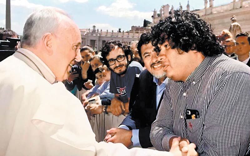 El papa Francisco con Carlos Cruz en la Plaza de San Pedro, el pasado 28 de junio. (Foto: Vatican Insider-La Stampa)